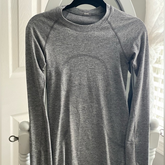 lululemon athletica Tops - Lululemon Long-Sleeve Swiftly Tech 2.0 in Slate/White Size 2